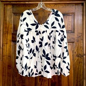 Floral black & white 3/4 sleeve blouse. Sz lg